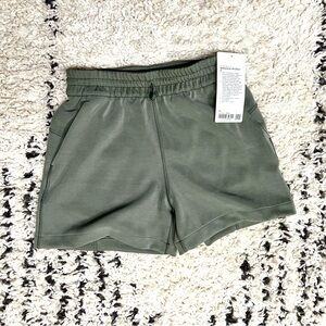 Lululemon Softstreme High-Rise Short 4" in Army Green